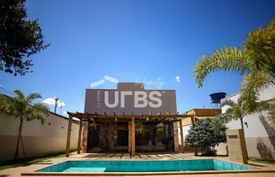 Excelente casa repleta em armários e iluminação, toda em porcelanato de boa qualidade, contando ainda com 3 suítes, 4 vagas de garagem e uma excelente área de lazer.