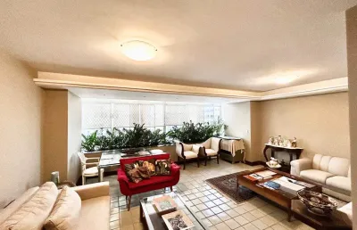 Apartamento 4 quartos sendo 3 suítes, finamente reformado na graça!