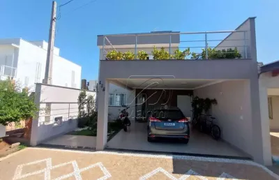 Casa a venda em condomínio fechado em piracicaba, com 3 quartos sendo 2 suítes.