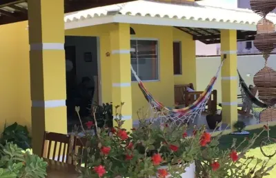 Excelente casa em condomínio fechado com clube o litoral norte, a 15 minutos das praias de guarajuba e ita