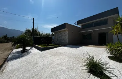 Casa térrea no condomínio mar verde i – 4 suítes lazer completo piscina e churrasqueira, praia da mococa, caraguatatuba/sp
