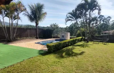 Casa em mairiporã em condomínio fechado com 3 suítes, 4 vagas, churrasqueira e piscina