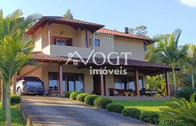 Sitio 3400 m² completo com casa de alvenaria, 4 dormitórios com suíte  – acabamento impecável em madeira garapeira – terreno com árvores frutíferas