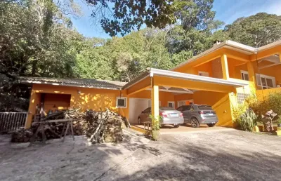 Casa térrea em condomínio fechado na granja viana, de bom padrão construtivo, rodeada de verde.
