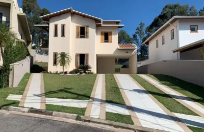 Casa moderna, muito aconchegante, em condomínio com clube completo.