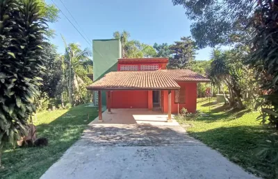 Casa térrea com 2 dormitórios, rodeada de verde, com vista para área de preservação permanente.