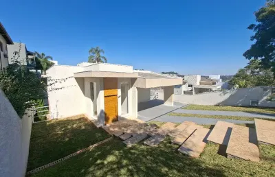Casa nova e moderna na região da granja viana, em condomínio com segurança 24hrs, ambiente familiar e vista do verde.