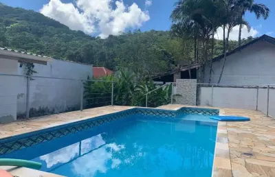 Casa á venda - 3 dormitórios, piscina, condomínio fechado verde mar , cocanha - caraguatatuba-sp