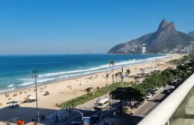 Cobertura linear no quadrilátero de frente para o mar com vista do arpoador ao leblon