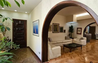 Luxo na quadra de praia. 2 salas e 3 quartos (suíte) com armários.