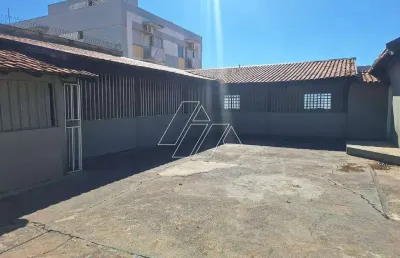 Salão comercial com 70m², 2 banheiros e estacionamento, para locação no centro de marília/sp.
