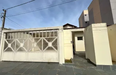 Imóvel localizado próximo a hospital e supermercados, de fácil acesso a rodovia.