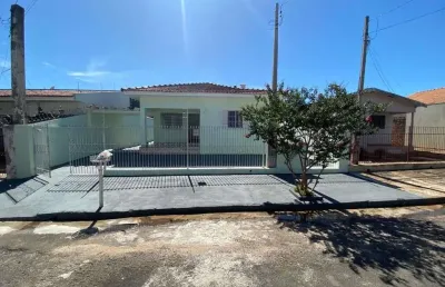 Casa ampla com 5 dormitórios, suíte e 3 vagas para locação no parque são jorge – marília/sp