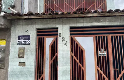 Casa com dois pavimentos, segura e bem localizada, oportunidade