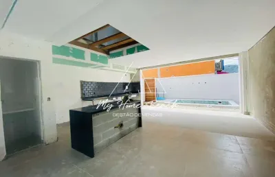 Sobrado composto em três pavimentos em condomínio fechado !