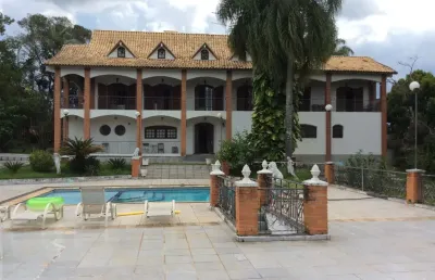 Sitio com casa sede de 8 quartos quadra esportiva e muito mais