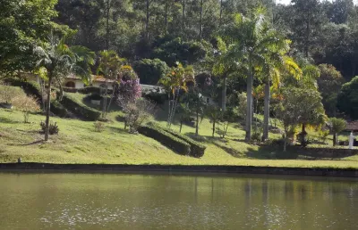 Bem localizado lindo sitio com lagos e tudo muito bonito em região alto padrão