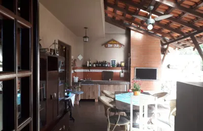 Casa de alto padrão no xaxim.
ótima localização,  segurança,  conforto.

