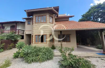 Ampla casa individual de 2 pavimentos e 4 dormitórios à venda com extenso terreno de  217 m2 em óti