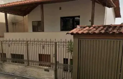 Casa duplex com 2 quartos (1 suíte), ampla área externa e garagem para 3 carros — tranquilidade perto do centro!