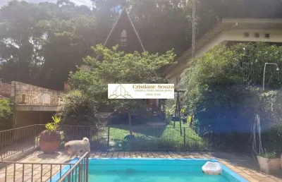 Casa dúplex com 4 dormitórios, suite de hóspede, piscina e vista para as montanhas