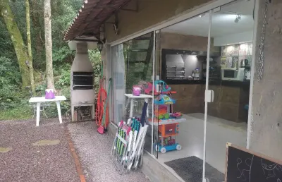 Sobrado triplex semi mobiliado em condomínio fechado. próximo a igreja e comércios