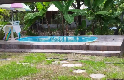 Casa com três terrenos juntos de 12 x 30 cada, totalizando 1.000 m² no condomíni