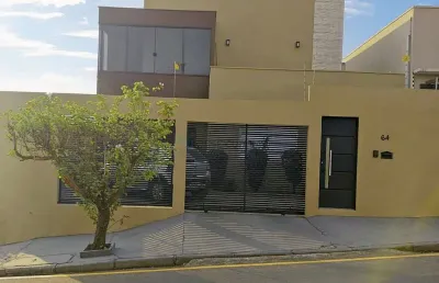 Sobrado bem localizado com potencial para investimento comercial