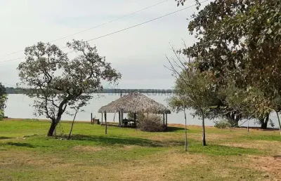 Sitio de porteira fechada nas margens do lago do rio manso