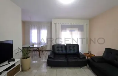 Casa de 3 andares com suíte externa, churrasqueira e garagem para 4 carros!
