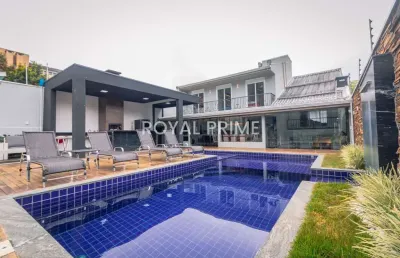 Casa de rua de alto padrão, reformada, com quintal, piscina e 4 quartos à venda, 490 m² - santo inácio - curitiba/pr