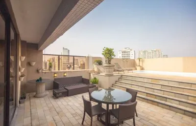 Cobertura mobiliada com 4 suítes, piscina e vista panorâmica c/ 500m² para alugar - ecoville - curitiba/pr
