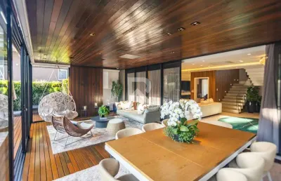 Casa de luxo mobiliada em condomínio, 4 suítes, piscina, jardim, 587m2 - p/ venda no campo comprido