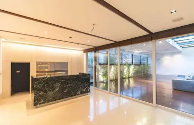 Casa de luxo em condomínio, 4 suítes, jardim, e 850m2 - p/ locação no ecoville