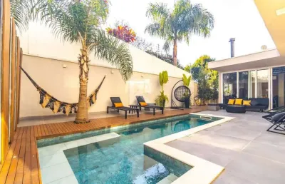 Casa alto padrão, mobiliada em cond. clube com piscina, 4 suítes, 3 vagas e 400m2 para alugar - campo comprido, curitiba-pr
