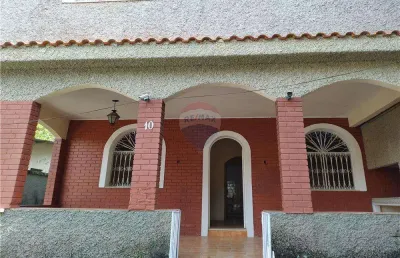 Excelente casa na praia do apara em mangaratiba-rj  com 04 quartos sendo duas suítes, área de lazer próxima ao shopping sahy e centro.