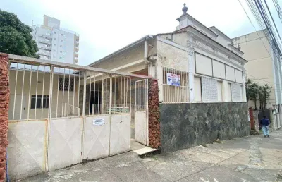 Casa para locação na rua floriano peixoto com 15 cômodos , 9 banheiros, 3 áreas descobertas, 2 vagas de garagem no centro da cidade. ponto comercial
