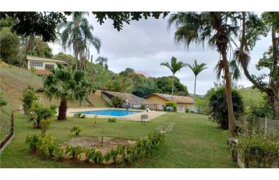 Maravilhoso sítio, com piscina, área de lazer e casa de 300m². próximo do centro de juiz de fora-mg.