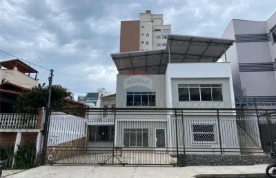Casa comercial com aprox. 200m², três pavimentos perfazendo um total de 500m² área construída.