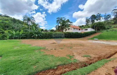 Lote medindo 1.208 m² em condomínio fechado perto da br com terraplanagem,  excelente para construção de casa linear, com riacho, pomar, ronda 24h