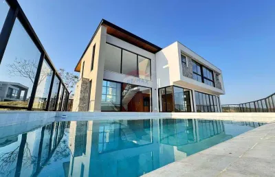 Casa no alphaville com 4 quartos sendo 4 suítes, piscina, fireplace, área gourmet, elevador, 3 vagas de garagem e portaria 24 horas