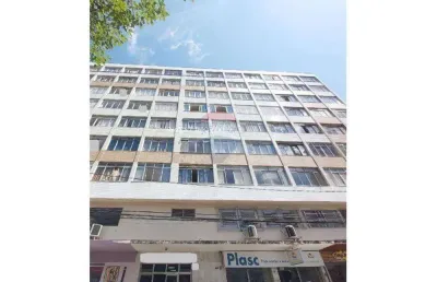 Apartamento a venda  localizado no bairro centro tem 50 metros quadrados com um quarto amplo e um banheiro social, cozinha, sala ampla.