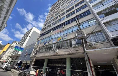 Ótima sala comercial para locação em localização estratégica: rua halfeld, 3 ambientes e banheiro, portaria 24 horas.