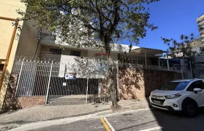 Casa comercial com 6 quartos e 5 banheiros, 3 vagas para alugar no centro da cidade.