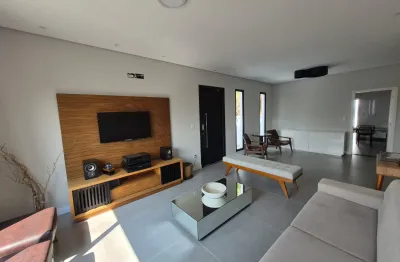 Casa assobrada para aluguel no condomínio ecopark lagos aruã, com 3 suítes, conceito aberto, quintal amplo, área lazer com churrasqueira.