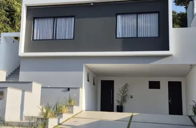 Casa assobrada para aluguel no condomínio ecopark lagos aruã, com 3 suítes, conceito aberto, quintal amplo, área lazer com churrasqueira.