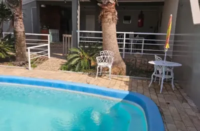 Casa para locação no condomínio aruã, com 6 dormitórios, closet, cozinha e outros ambientes com planejados,área gourmet completa com piscina e churrasqueira coberta e mesa de sinuca
