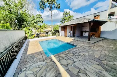 Casa térrea, 3 dormitórios, 1 suíte, sala com lareira,  e linda área gourmet com piscina, churrasqueira, quintal amplo