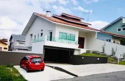 Linda casa no condomínio aruã mobiliada, com 4 dormitórios, suíte com closet, salas amplas, cozinha com ilha, conceito aberto, área gourmet completa com piscina, e churrasqueira.