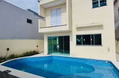 Linda casa para locação no condomínio brisas aruã, com 3 dormitórios, sendo 1 suíte master.  salas amplas, conceito aberto, planejados, e uma área gourmet completa com piscina e churrasqueira.